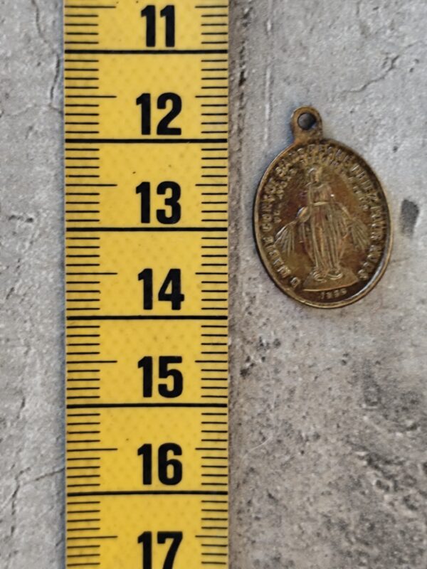 Antique médaille religieuse notre dame des Victoires et la vierge Marie miraculeuse en laiton . – Image 3