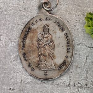 Antique médaille religieuse notre dame des Victoires priez pour nous qui avons recours à vous.