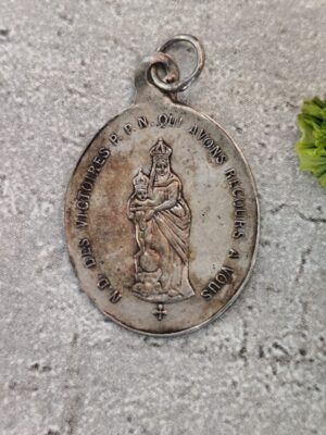 Antique médaille religieuse notre dame des Victoires priez pour nous qui avons recours à vous.