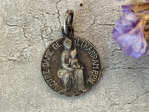 Rare antique médaille religieuse de notre dame de betharram .