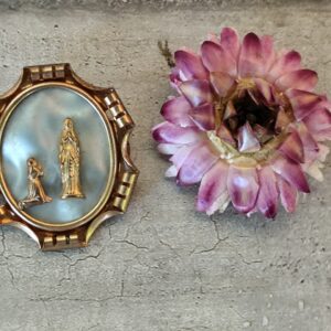 Antique broche religieuse de la Vierge Marie de Lourdes