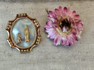 Antique broche religieuse de la Vierge Marie de Lourdes