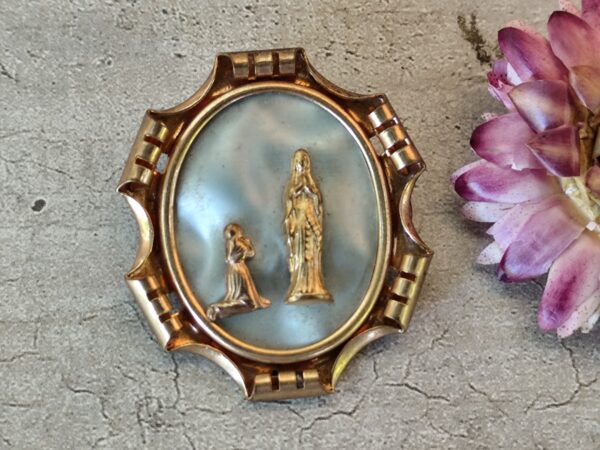 Antique broche religieuse de la Vierge Marie de Lourdes – Image 3