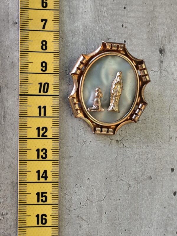 Antique broche religieuse de la Vierge Marie de Lourdes – Image 5
