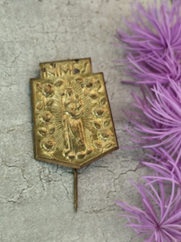 Antique broche religieuse de la Vierge Marie Nîmes souvenir de pèlerinage.