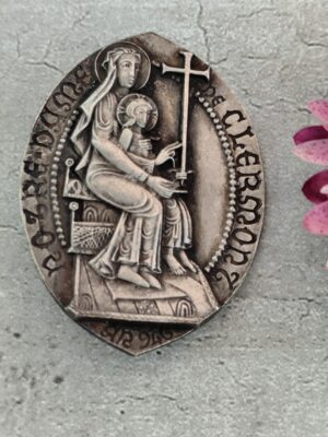Antique broche religieuse de la Vierge Marie notre dame de Clermont .