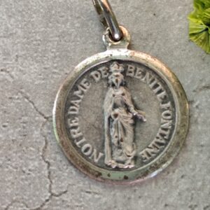 Rare Médaille religieuse notre dame de bénite fontaine de couleur argentée