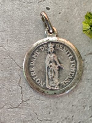 Rare Médaille religieuse notre dame de bénite fontaine de couleur argentée