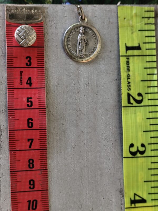 Rare Médaille religieuse notre dame de bénite fontaine de couleur argentée – Image 3