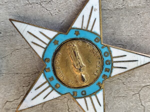 Antique broche religieuse notre dame de seez en email – Image 2