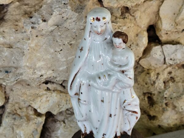 Rare statue religieuse de la Vierge et l'enfant en porcelaine – Image 2