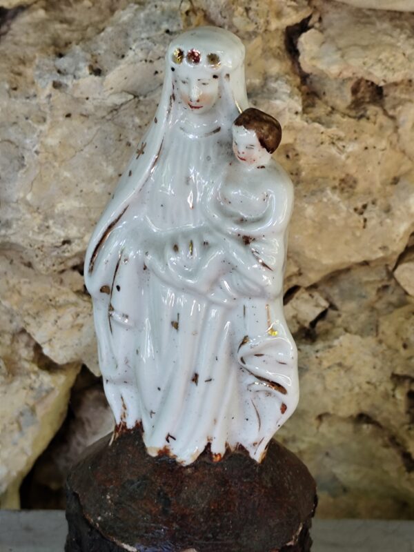 Rare statue religieuse de la Vierge et l'enfant en porcelaine – Image 4