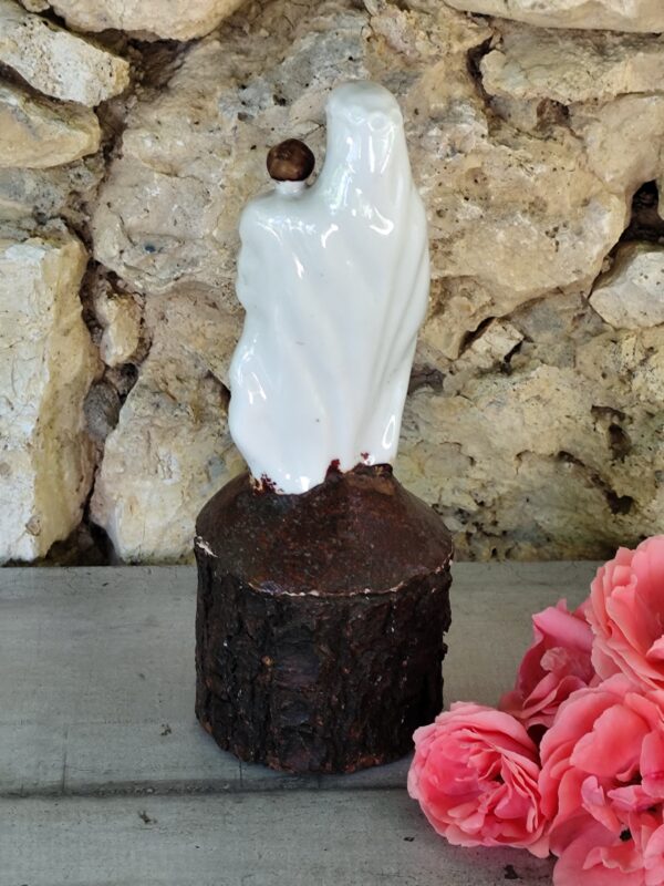 Rare statue religieuse de la Vierge et l'enfant en porcelaine – Image 5
