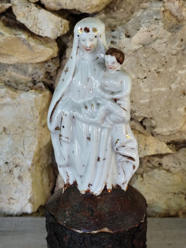 Rare statue religieuse de la Vierge et l'enfant en porcelaine – Image 7