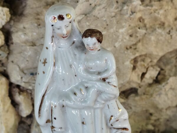 Rare statue religieuse de la Vierge et l'enfant en porcelaine – Image 8