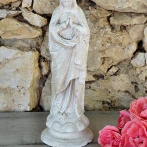 Ancienne statue de la vierge marie en plâtre