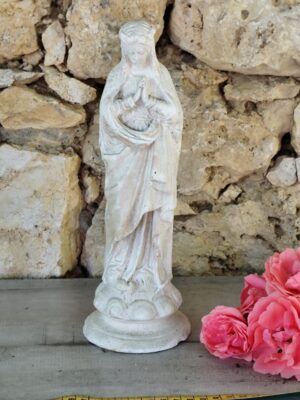 Ancienne statue de la vierge marie en plâtre