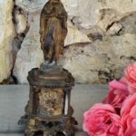 Antique statue religieuse de la Vierge Marie en métal et en pierre