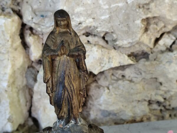 Antique statue religieuse de la Vierge Marie en métal et en pierre – Image 2