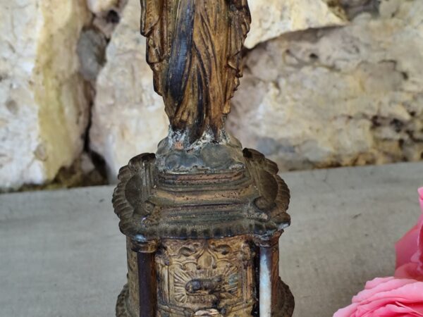 Antique statue religieuse de la Vierge Marie en métal et en pierre – Image 3