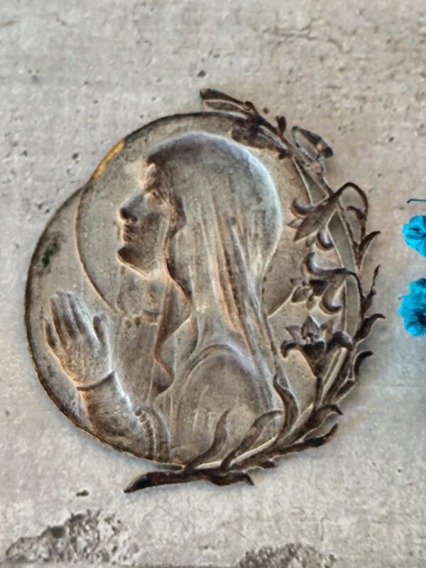 rare ancienne médaille  plaque  de la vierge marie de couleur argent et or – Image 3