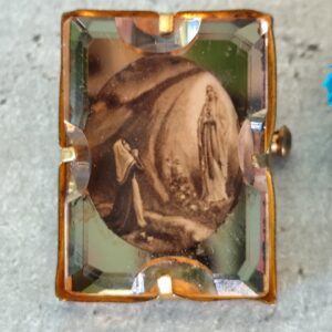 Broche Religieuse ancienne de la vierge marie de lourdes en verre et métal