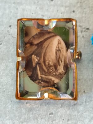 Broche Religieuse ancienne de la vierge marie de lourdes en verre et métal