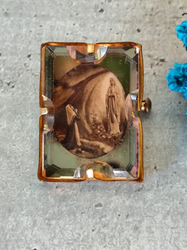 Broche Religieuse ancienne de la vierge marie de lourdes en verre et métal – Image 2