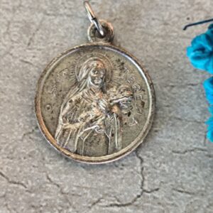 Ancien pendentif médaille religieuse avec relique Sainte Thérèse de Lisieux ex indumentis
