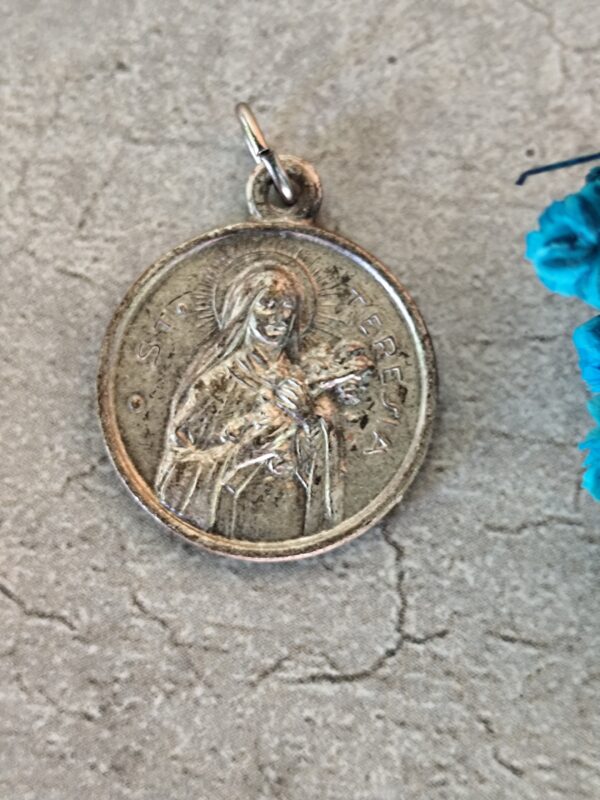 Ancien pendentif médaille religieuse avec relique Sainte Thérèse de Lisieux ex indumentis