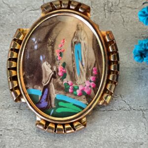 Rare broche ancienne de  lourdes de la Vierge Marie peinte à la main