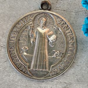 Grande Médaille de Saint benoit de couleur argent ronde pendentif religieux saint benedictus contre le mal