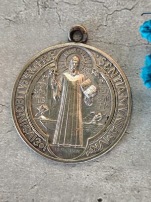 Grande Médaille de Saint benoit de couleur argent ronde pendentif religieux saint benedictus contre le mal