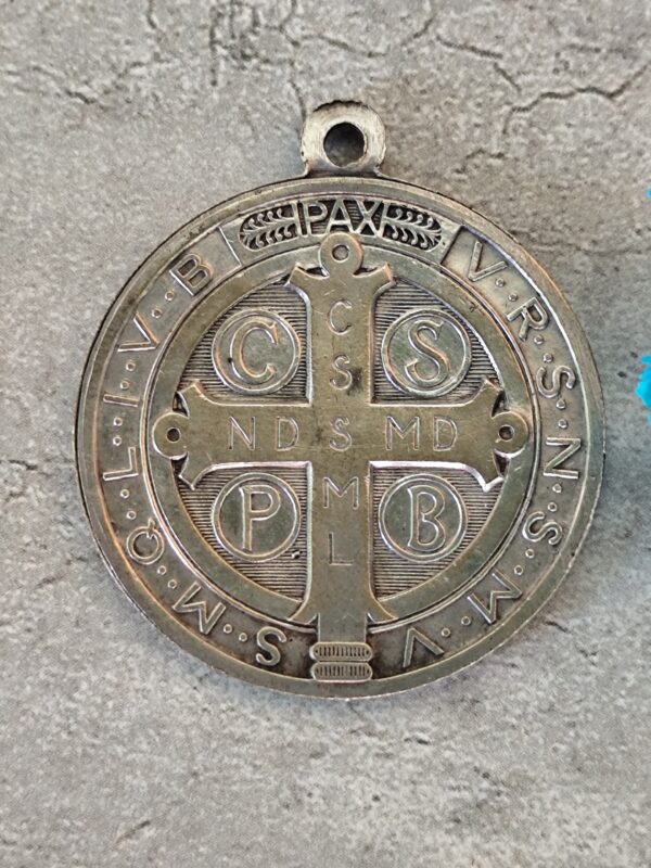 Grande Médaille de Saint benoit de couleur argent ronde pendentif religieux saint benedictus contre le mal – Image 2