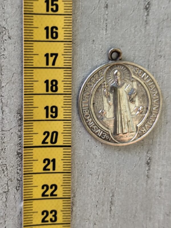 Grande Médaille de Saint benoit de couleur argent ronde pendentif religieux saint benedictus contre le mal – Image 3