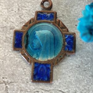 Antique religieux Français pendentif crucifix catholique en cuivre croix pectorale avec Sainte Marie notre Dame émaillée.