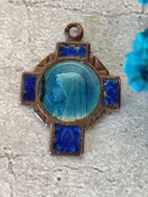 Antique religieux Français pendentif crucifix catholique en cuivre croix pectorale avec Sainte Marie notre Dame émaillée.