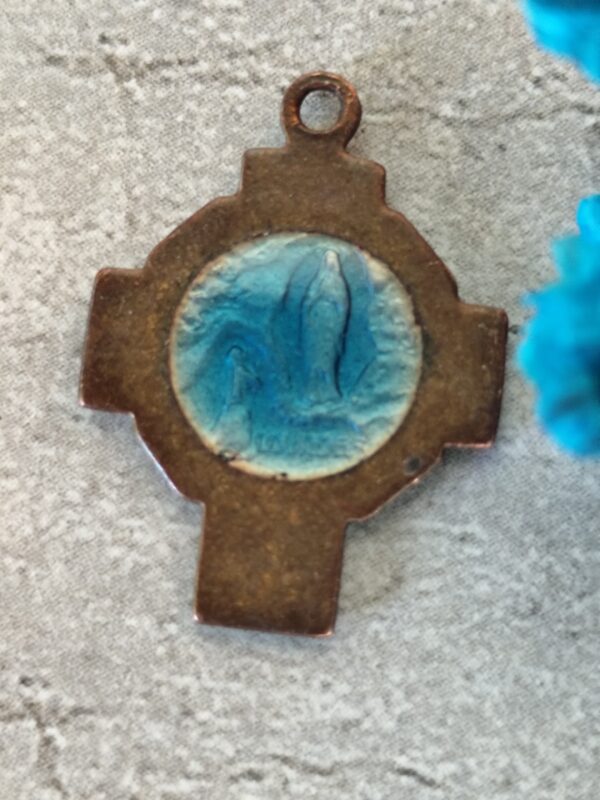 Antique religieux Français pendentif crucifix catholique en cuivre croix pectorale avec Sainte Marie notre Dame émaillée. – Image 2