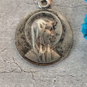 ancienne médaille religieuse de la Vierge Marie de lourdes souvenir de pèlerinage de lourdes