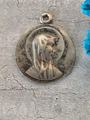 ancienne médaille religieuse de la Vierge Marie de lourdes souvenir de pèlerinage de lourdes