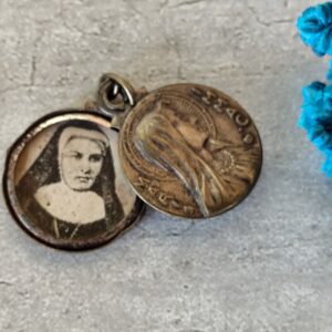 Antique médaille reliquaire vierge marie avec photo de bonne soeur