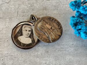 Antique médaille reliquaire vierge marie avec photo de bonne soeur
