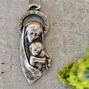 Ancienne médaille religieuse de sainte Rita et la vierge Marie et l'enfant, mariages difficiles et victimes d'abus