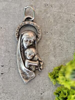 Ancienne médaille religieuse de sainte Rita et la vierge Marie et l'enfant, mariages difficiles et victimes d'abus