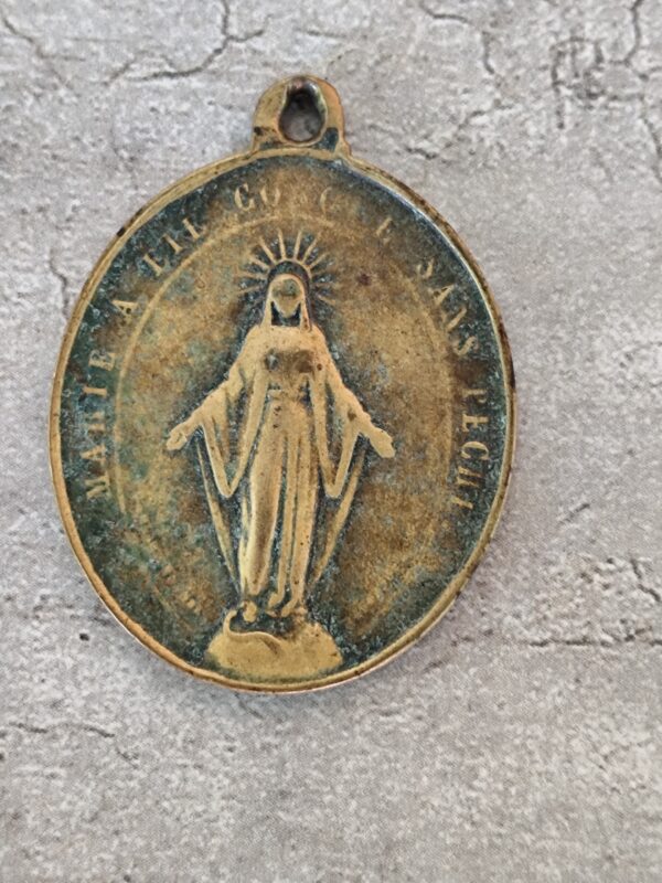Pendentif médaille religieuse ancienne en bronze à la gloire des saints coeurs de Jésus et de Marie – Image 2