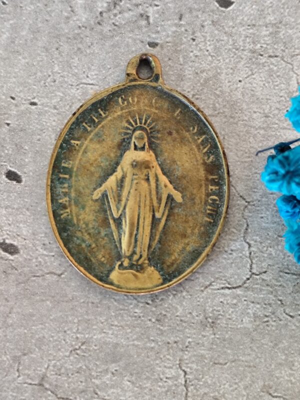 Pendentif médaille religieuse ancienne en bronze à la gloire des saints coeurs de Jésus et de Marie – Image 3
