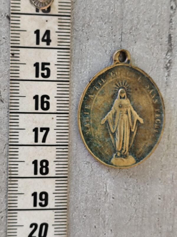 Pendentif médaille religieuse ancienne en bronze à la gloire des saints coeurs de Jésus et de Marie – Image 4