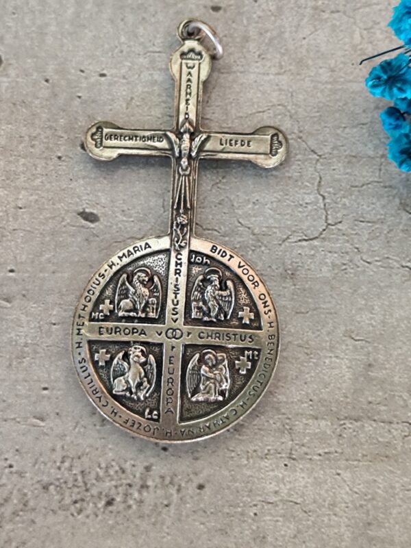Pendentif croix crucifix religieux hollandais argenté vintage : Christ Europe Saint-Esprit – Image 2