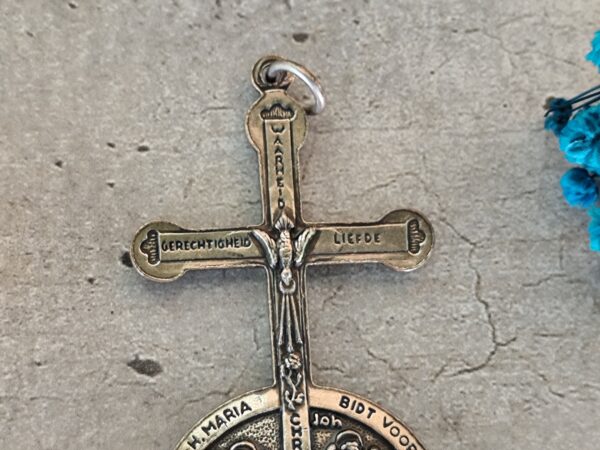 Pendentif croix crucifix religieux hollandais argenté vintage : Christ Europe Saint-Esprit – Image 3