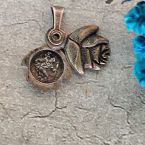 ancienne médaille religieuse de Saint Christophe en forme de rose qui s'ouvre  patron des voyageurs